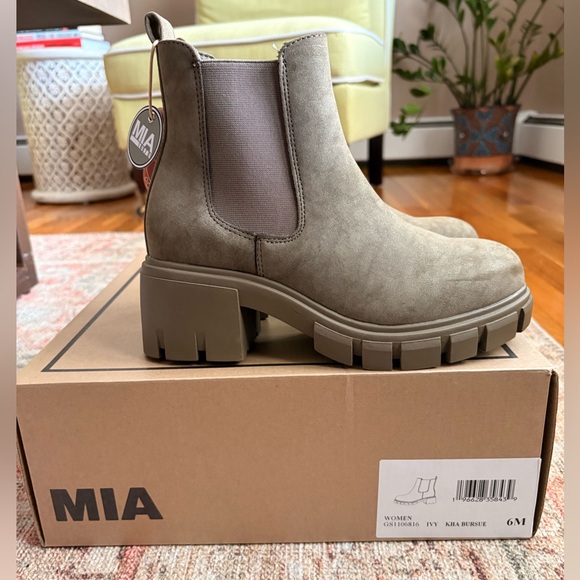 NWT Mia Olive Khaki Suede Chelsea Boots - Picture 7 of 7